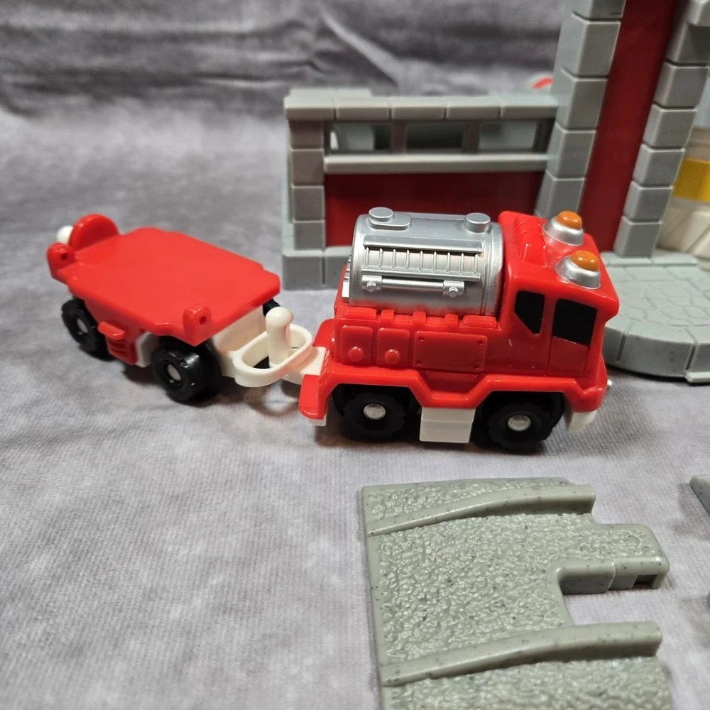 Geotrax Fast Response Rescue Co. Firetruck Wagon‎ Tanker Street Sign Tracks